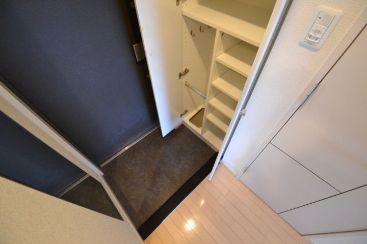 プレサンス三宮東アルバーナの玄関
