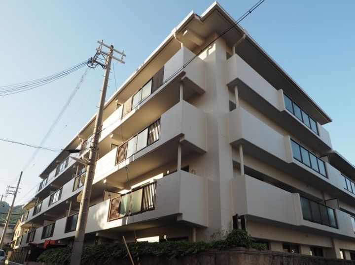 ウエルシー岡本の外観