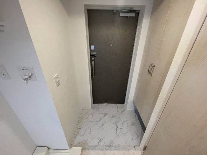 CRESTTAPP神戸湊町NOIRの玄関