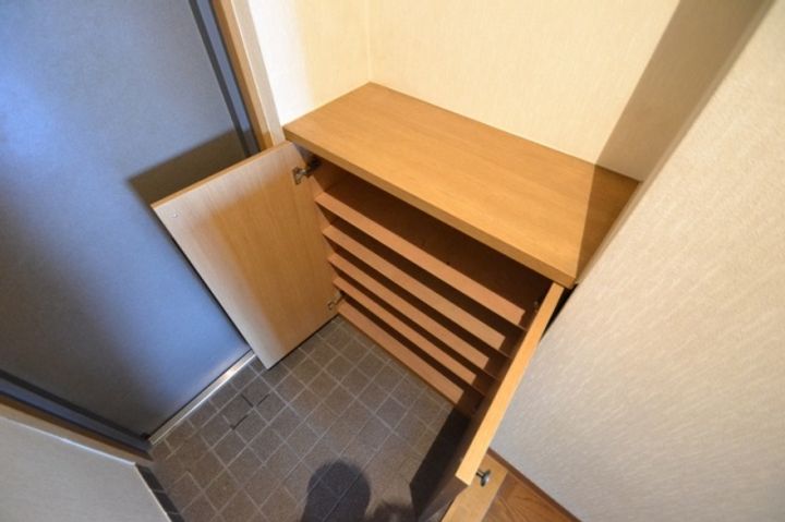 アミーグランコート三宮の玄関