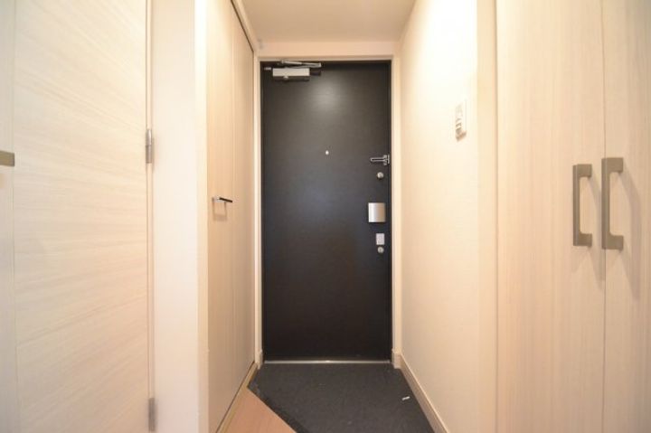 プレサンス三宮エレガンシアの玄関