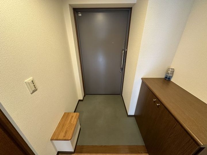 アルバ谷上の玄関