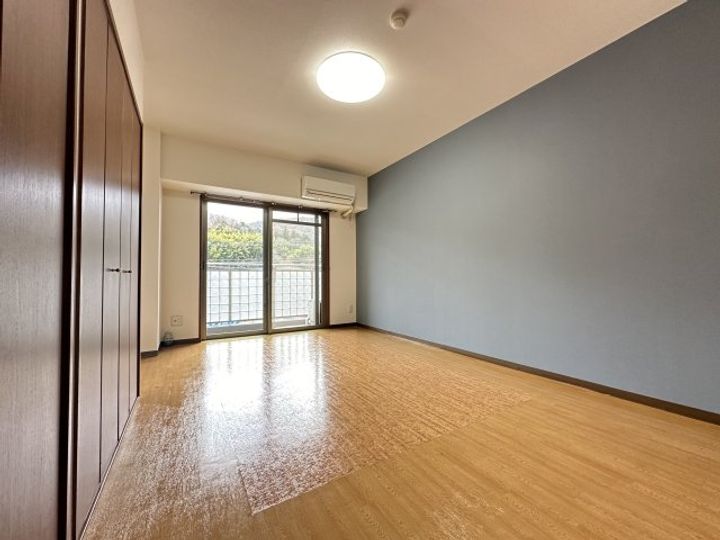 アルバ谷上の居間