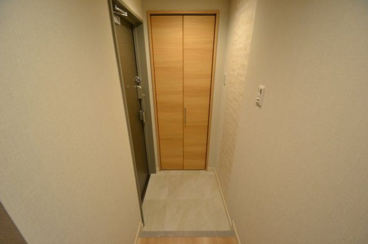 神戸海岸通萬利Residenceの玄関