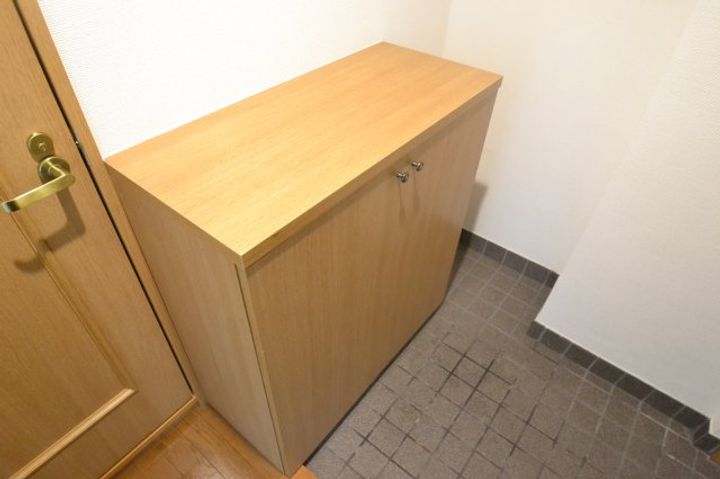 アミーグランコート三宮の玄関