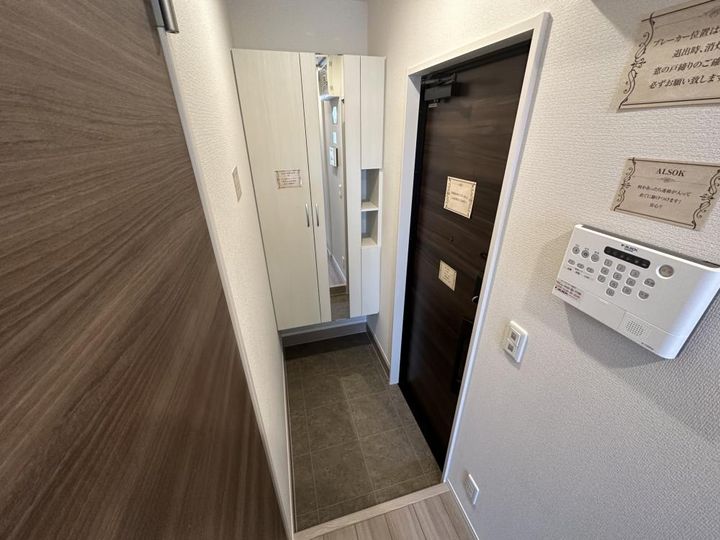 ブリランテ川西通Aの玄関