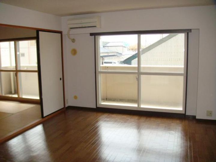 フォレストヒルズ山王201の居間