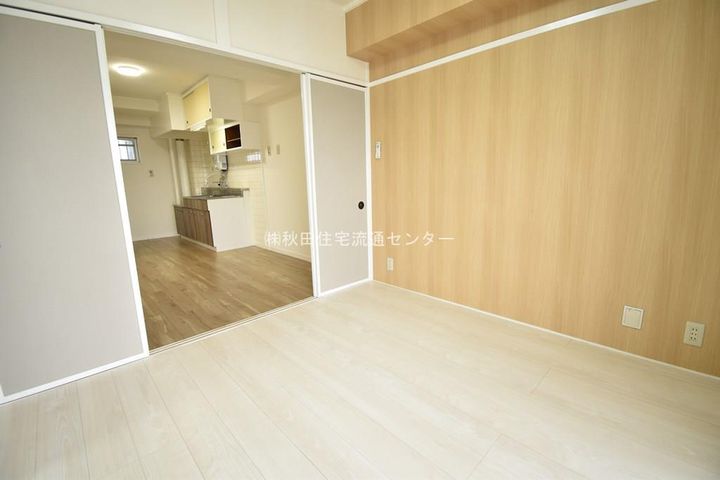 ニューポートビル502の居間