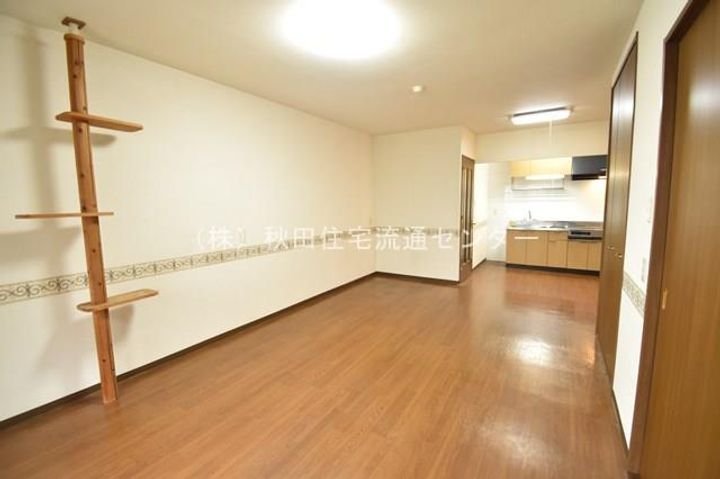 メゾン・ド・ノア飯島104の居間