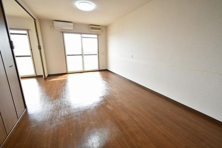 メゾン・ド・ノア飯島302の居間