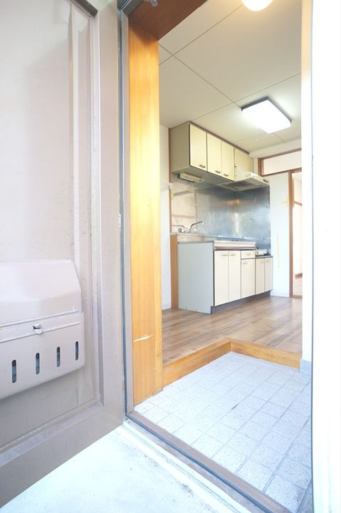 カレッジハイツI202の玄関