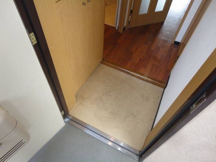 ルネス五日市102の玄関