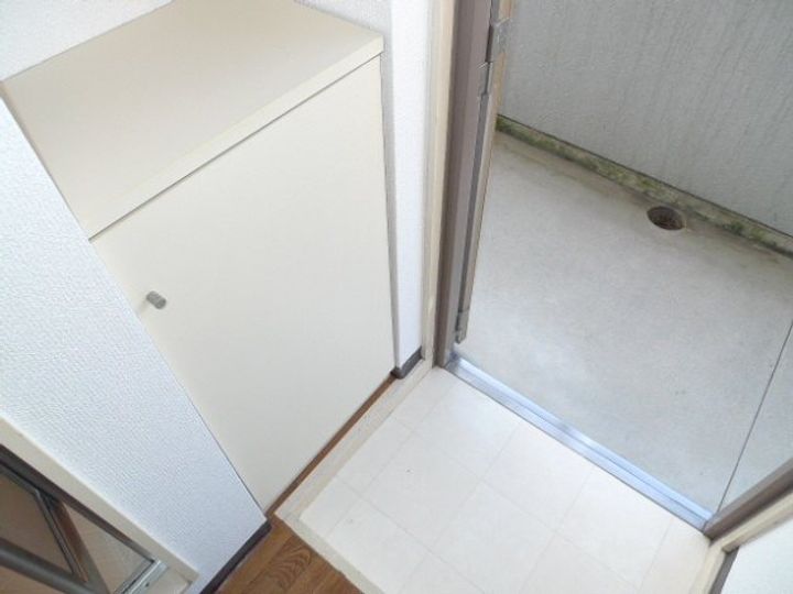 C&Cミヤケ302の玄関