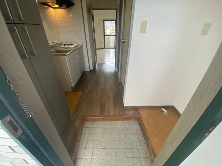 フォルム牛田新町0801の玄関