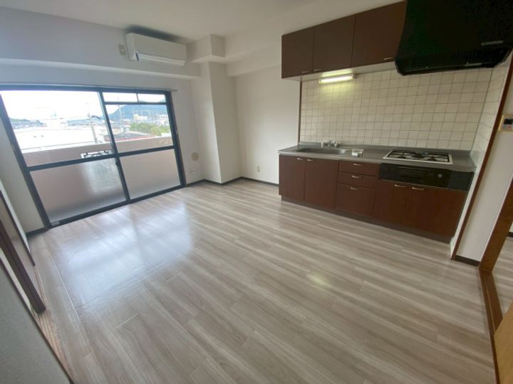 プラティーク川島の居間