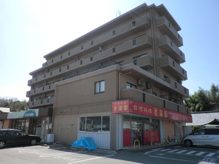 プラティーク川島の外観