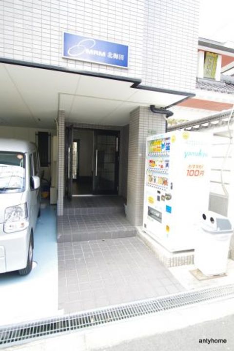 MRM北梅田の玄関