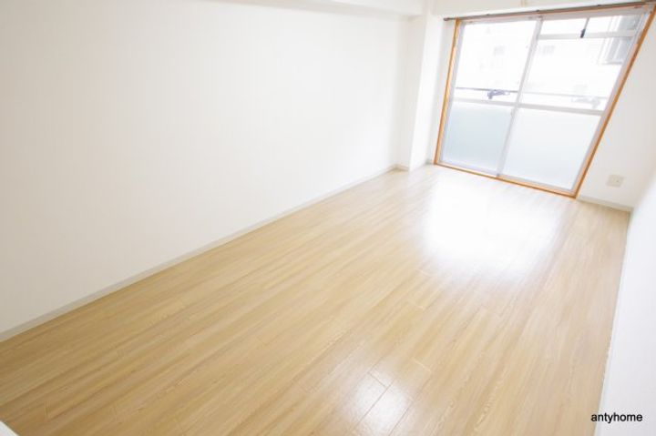 アーデン新大阪の居間