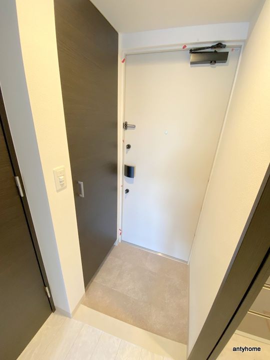 エステムコート谷町九丁目の玄関