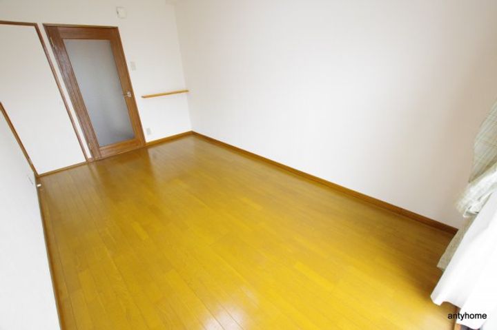 サンコーポウエノの居間