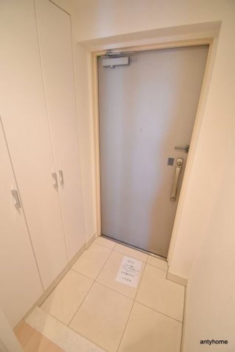 アパートメンツ江坂の玄関