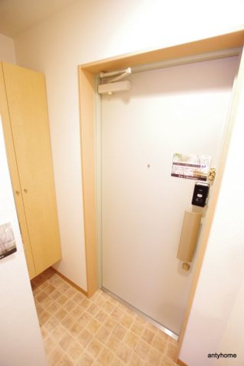 イーバイユー新大阪の玄関