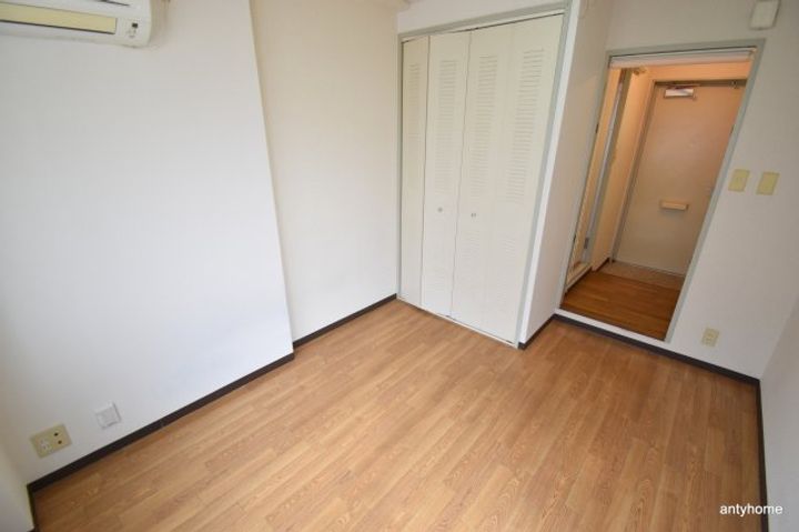 アパートメントSUITAの居間