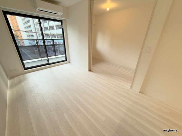 コンフォリア新大阪宮原Qの居間