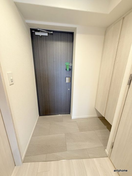 コンフォリア・リヴ新大阪西宮原ソルテラスの玄関