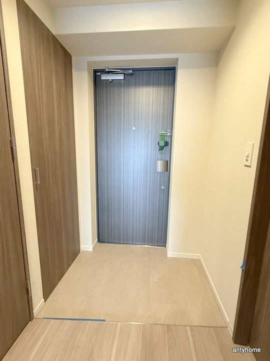 コンフォリア・リヴ新大阪西宮原ソルテラスの玄関