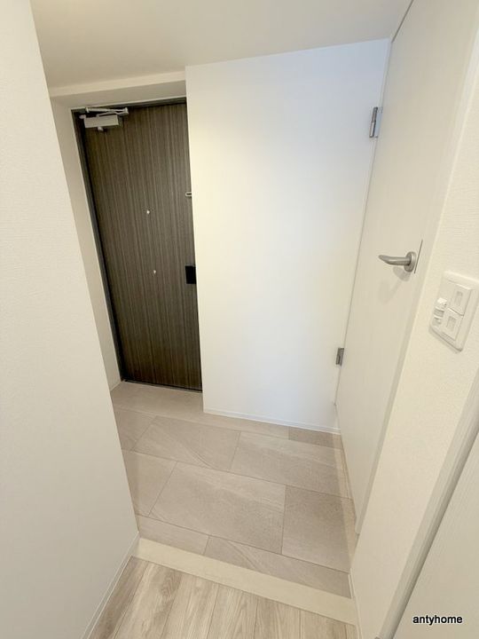 コンフォリア・リヴ南森町Ⅱの玄関