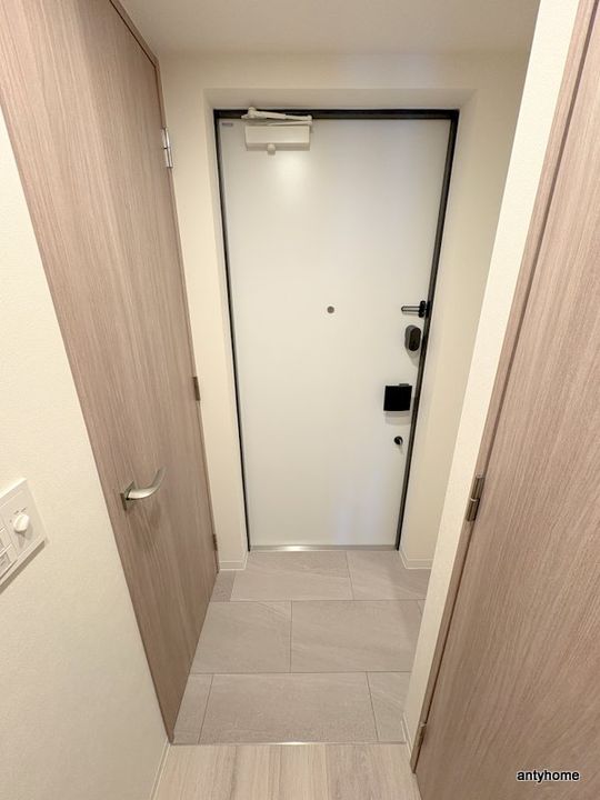 コンフォリア・リヴ本町WEST Qの玄関
