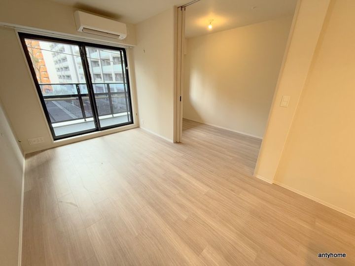 コンフォリア新大阪宮原Qの居間