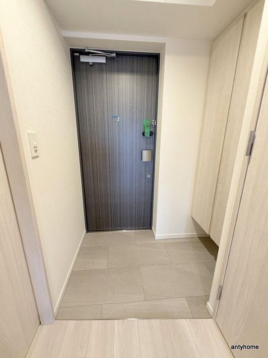 コンフォリア・リヴ新大阪西宮原ソルテラスの玄関