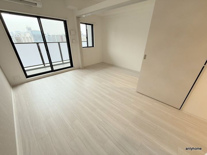 コンフォリア・リヴ新大阪西宮原ソルテラスの居間