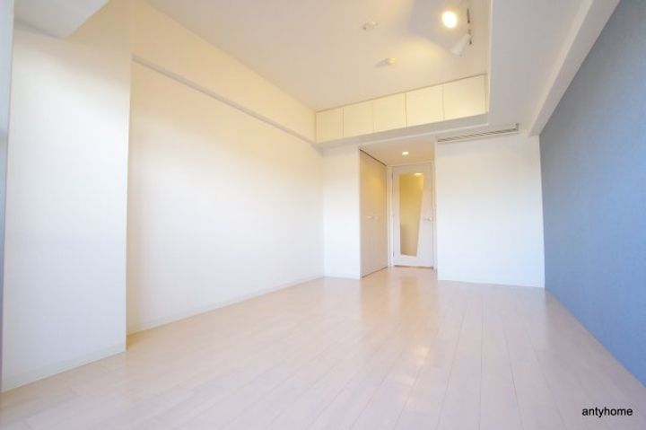 SERENiTE江坂四番館の居間