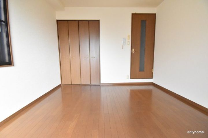 アンプルールフェールドミールの居間