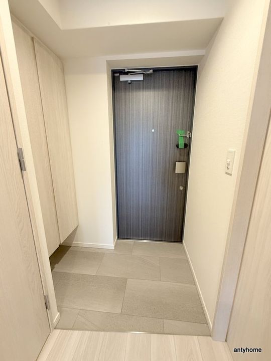 コンフォリア・リヴ新大阪西宮原ソルテラスの玄関