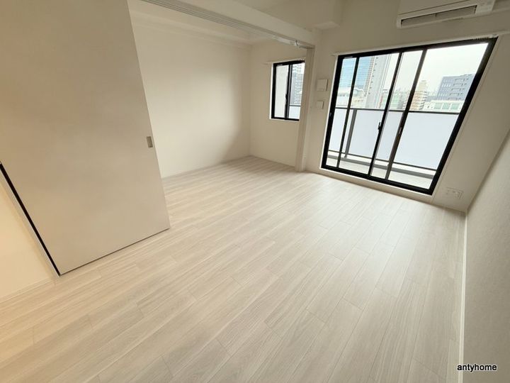 コンフォリア・リヴ新大阪西宮原ソルテラスの居間