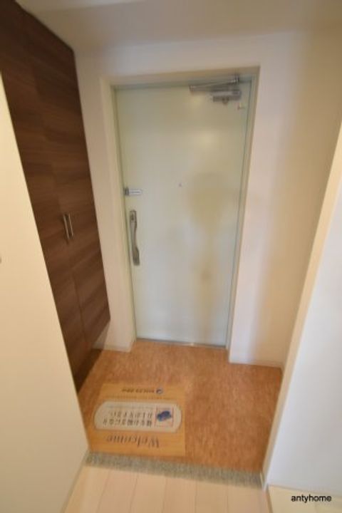 Luxe新大阪1の玄関