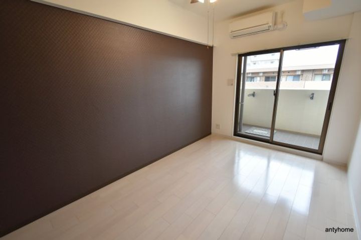 Luxe新大阪1の居間