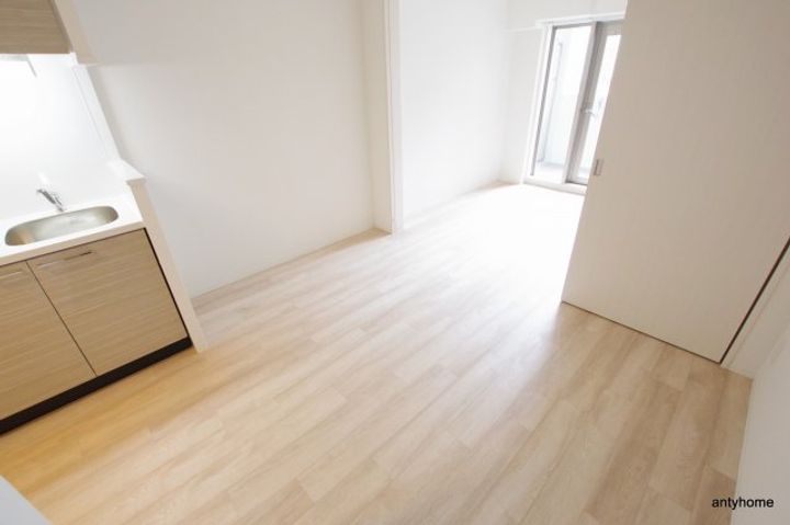 エスリード弁天町グロリアの居間