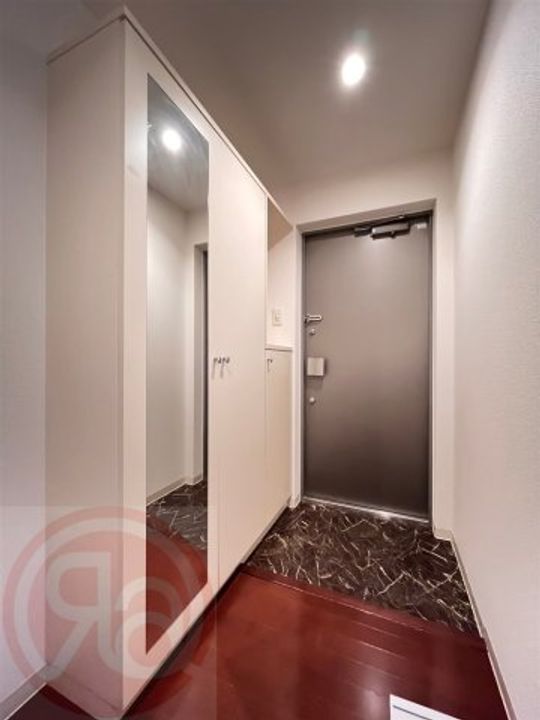 W.O.B HONMACHI-WESTの玄関