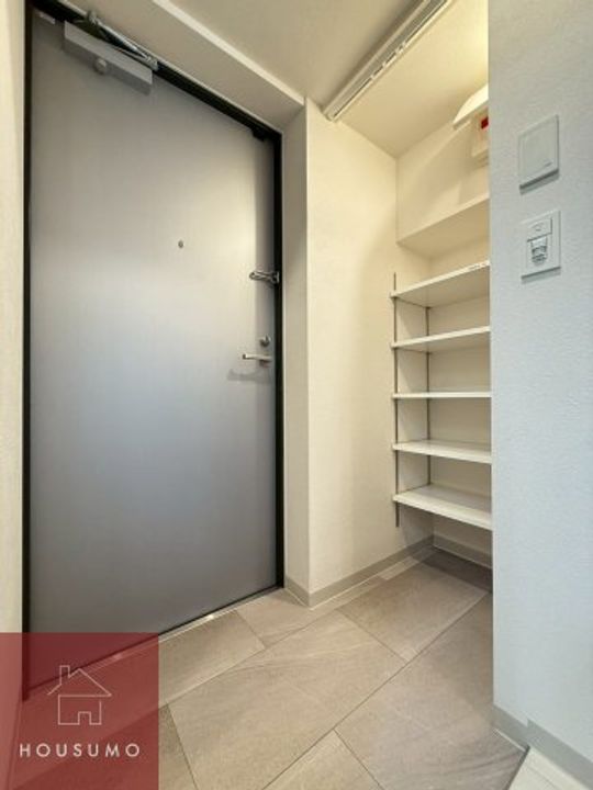 アーバネックス南森町WEST702の玄関