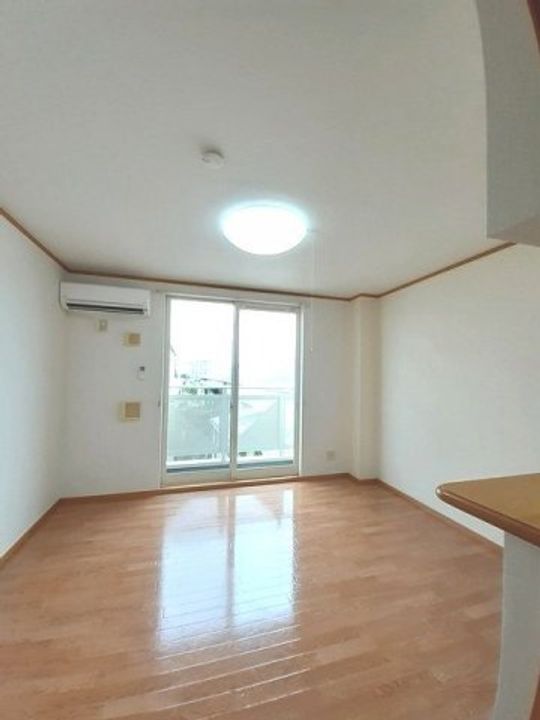 グローリアスファイブの居間