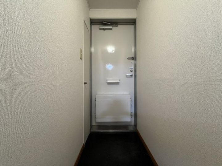 レオパレスブラン104の玄関