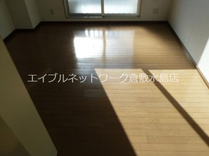 アースウェルの居間