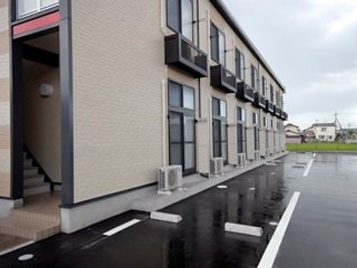 レオパレスピュア高松202の外観