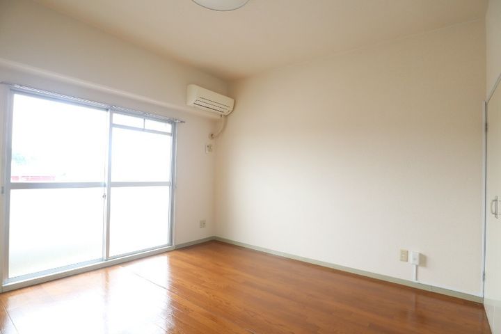 グローリー中庄の居間