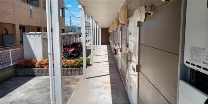 レオパレスエスポワール河内の玄関